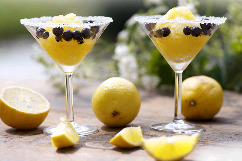 Glazen gevuld met drankje van fruit, water en suiker